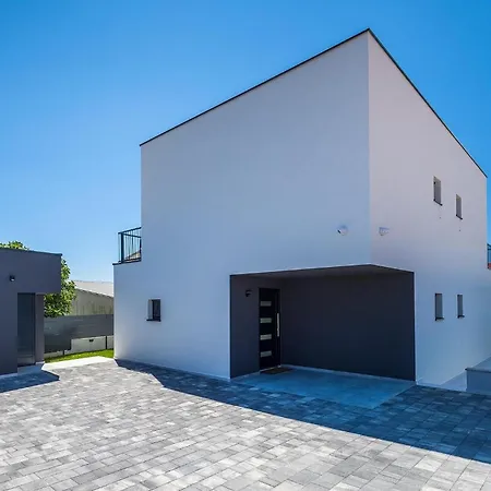 Moderna بيت للعطل